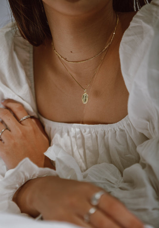 ¡Deslumbra con Estilo! Descubre los 5 Tips Infalibles para Combinar Joyería con Cualquier Outfit.